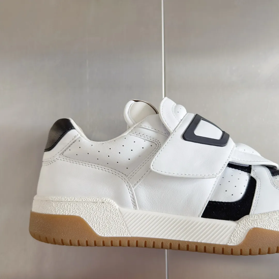 [Valentino] P: 880💰 Couple model, size: ▪️Size: Women's model 35-40 / Men's model 39-44 (45 customized) Valentino Valentino Couple model Joie de Jouer series Velcro Thick sole Bread shoes Couple model Casual sports shoes White shoes Original purchase and development Production Joie de Jouer series The style is simple but not out of style. The pure white base is paired with fresh green and soft beige, and the unique Velcro design highlights your personality. Every detail tells the fashion and quality. Wear it, take a confident step, and start the fashion journey. Exquisite packaging at the delivery counter🛍📦 ▪️Fabrics: Original custom imported first-layer cowhide ▪️Inner lining: Original custom-made soft sheepskin lining ▪️Outsole: Original open-molded anti-slip TPU material ▪️Sole thickness: 3.5CM